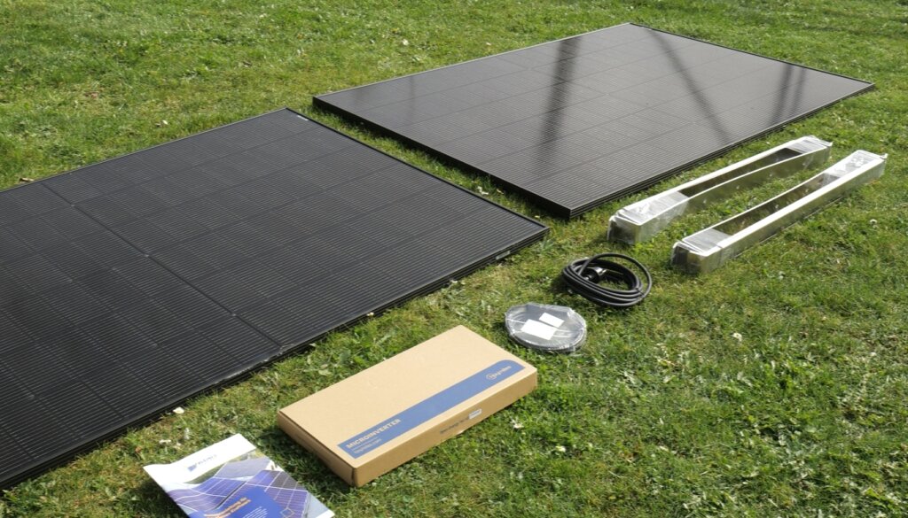 Kleines Kraftwerk Lieferumfang im Test: Solarmodule, Wechselrichter, Kabel, Halterungen