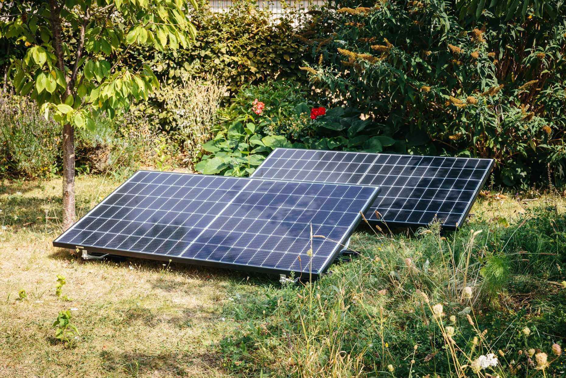 Yuma Flat 800 Balkonkraftwerk im Garten: 600W Einspeisebegrenzung und neue Solarmodule von Tenka Solar