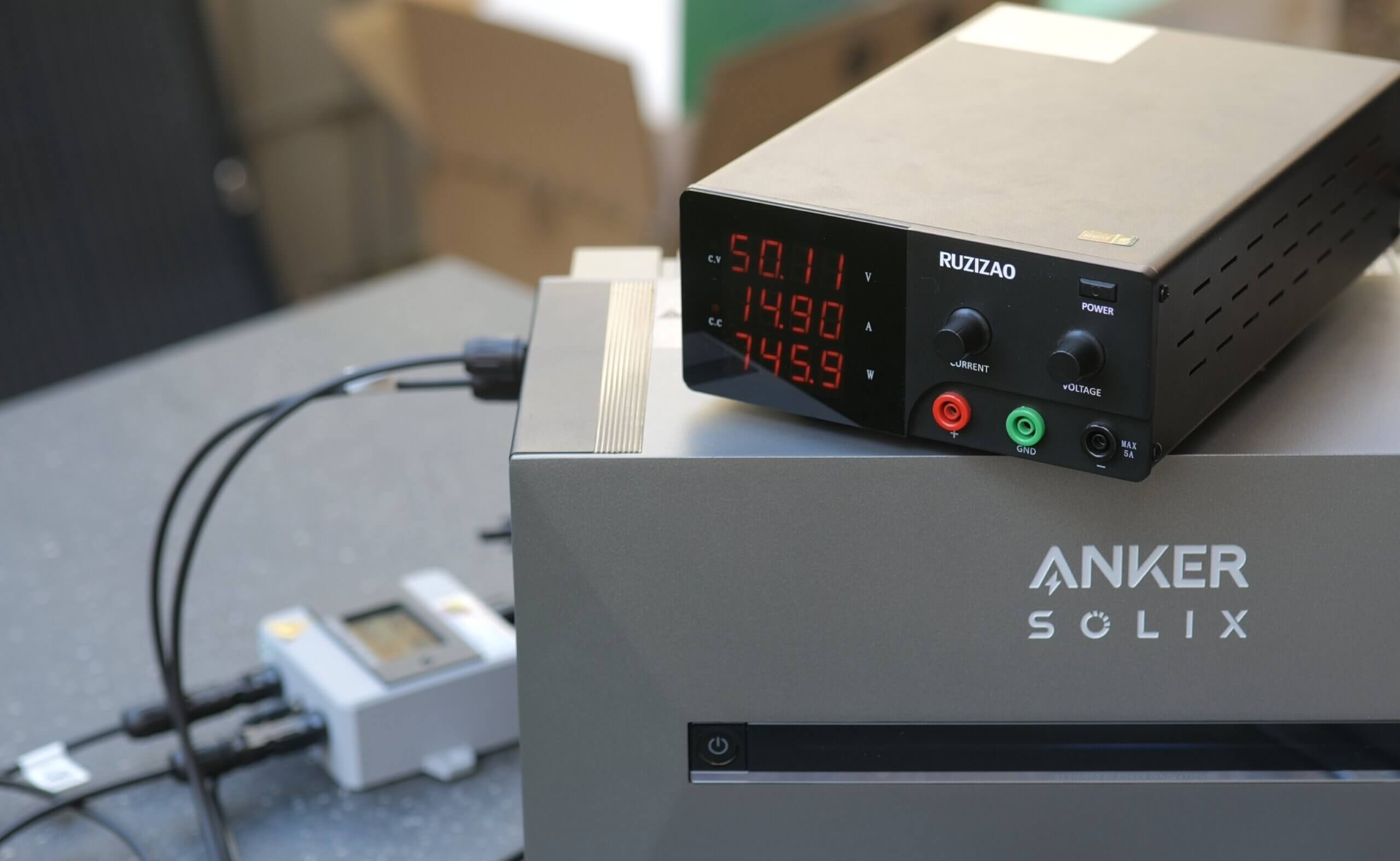 Messung der Effizienz mit Labornetzteil und DC Wattmeter Energiemessgerät