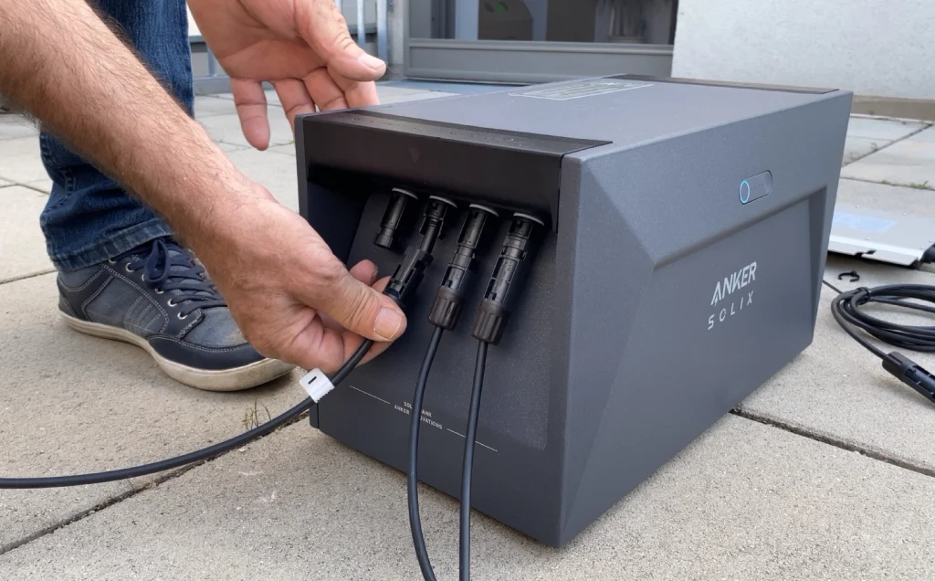 Anker Solix Solarbank Installation: Schritt 1 Solarmodule mit dem Speicher verbinden