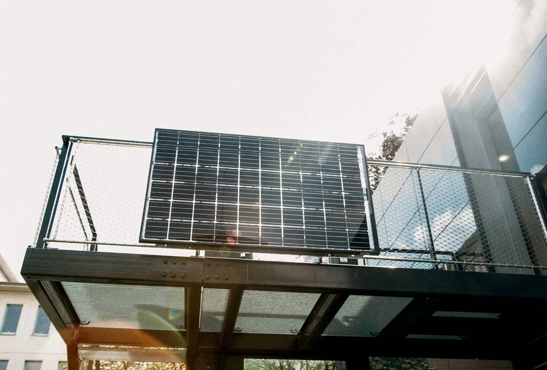Balkon Solaranlage mit bifazialen Solarmodulen (doppelseitig)