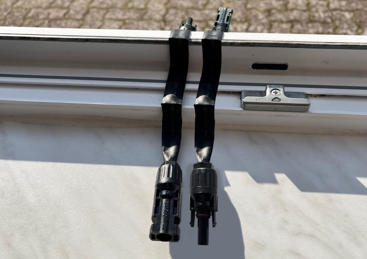 Fensterdurchführung für Balkonkraftwerke (plenti Solar MC4 Kabel)