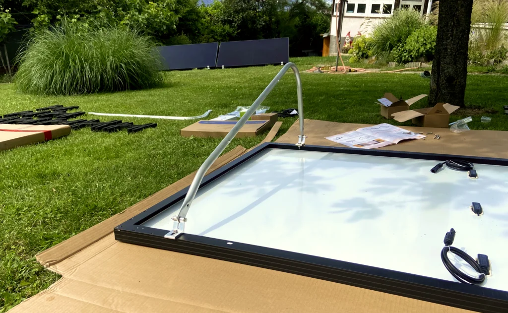 Yuma Flat 840 Aufbau: Anbringung der Garten Aufständerung an die Solarmodule 