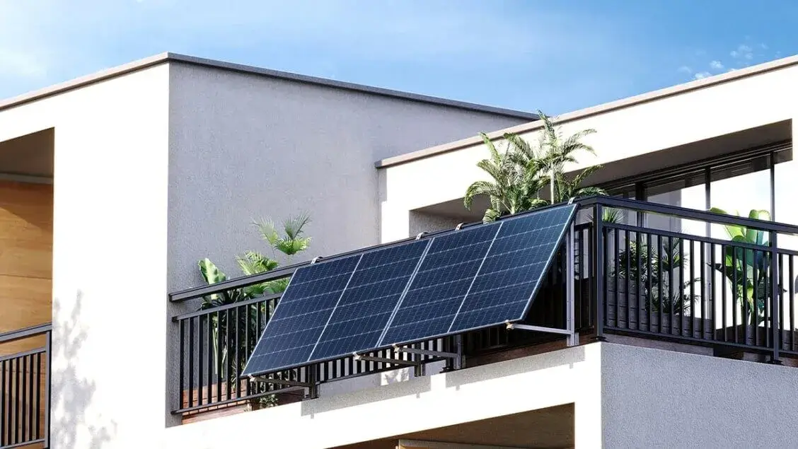 Balkonkraftwerk Test: Stecker-Solaranlage am Balkon befestigt