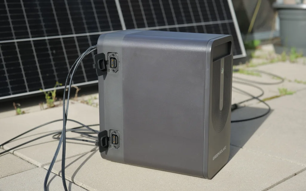 Seitliche Ansicht des Green Solar Speichers: Anschlüsse für zwei Erweiterungsbatterien