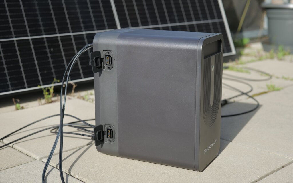 Seitliche Ansicht des Green Solar Speichers: Anschlüsse für zwei Erweiterungsbatterien