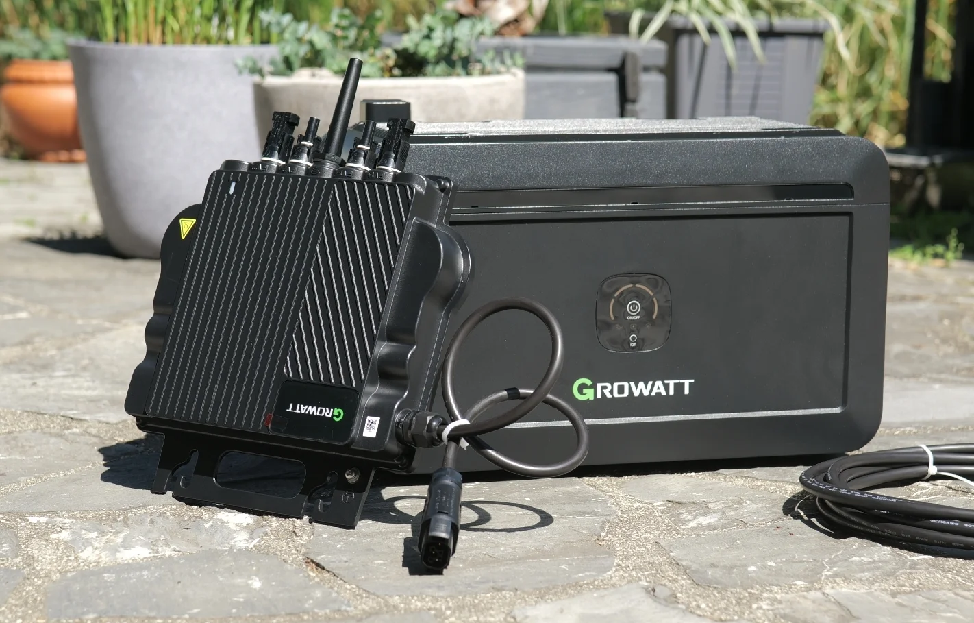 Growatt Noah 2000 mit Growatt NEO 800M-X Wechselrichter im Test