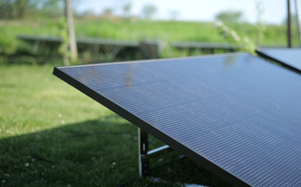 Kleines Kraftwerk: Full Black Solarmodule sind optisch sehr schön