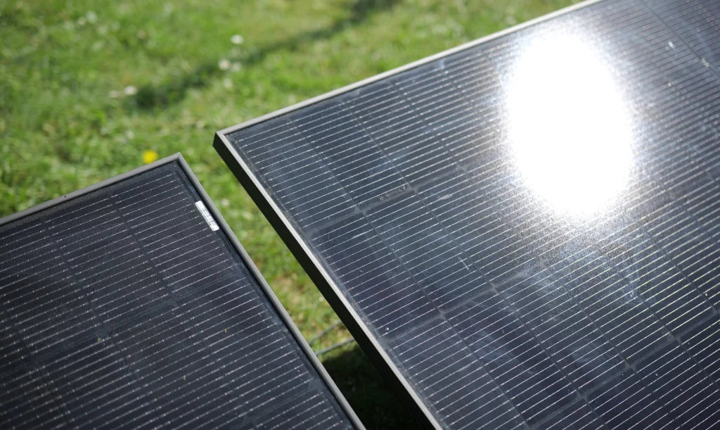 Solarmodule Vorderseite beim Kleines Kraftwerk Duo Flachdach 900W