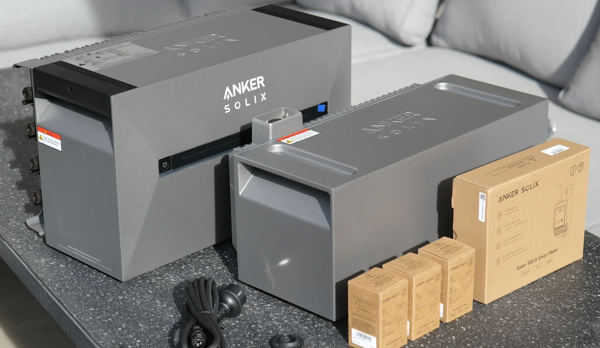 Anker Solix Solarbank 3 Pro Lieferumfang: E2700, BP2700, Smart Plugs und Smart Meter