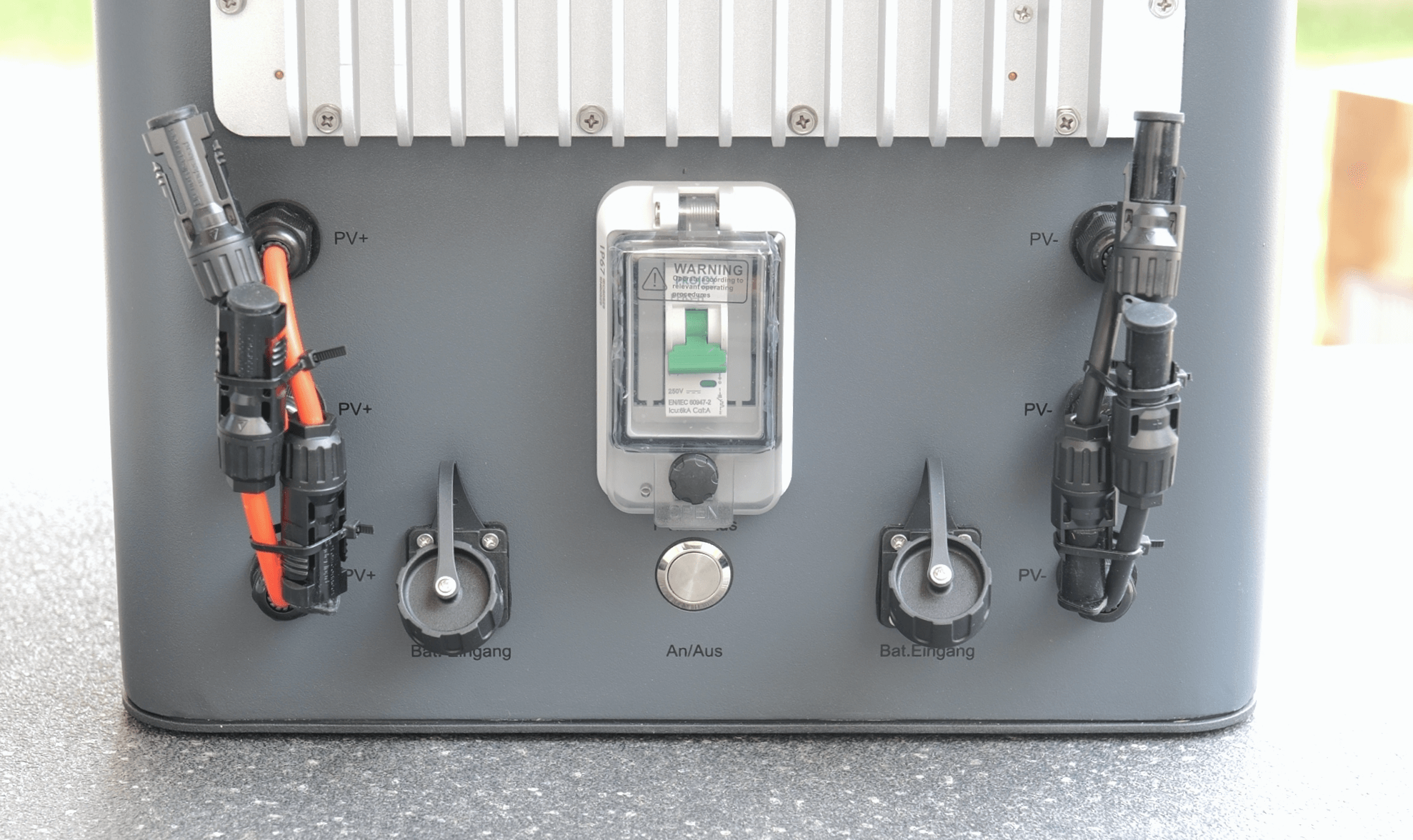 Maxxicharge Speicher: Anschlüsse für Solarmodule und CCU