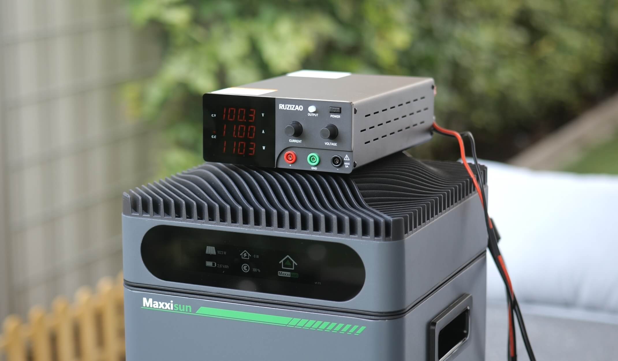 Maxxisun Maxxicharge 5.0 Balkonkraftwerk Speicher mit CCU V2 im Test am Labornetzteil: 1100 Watt Leistung pro Eingang möglich
