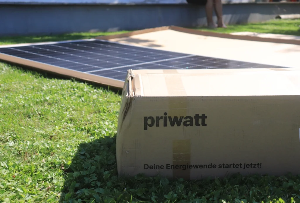 Wir haben das priwatt priFlat Duo XL Balkonkraftwerk im Garten getestet und teilen unsere persönlichen Erfahrungen