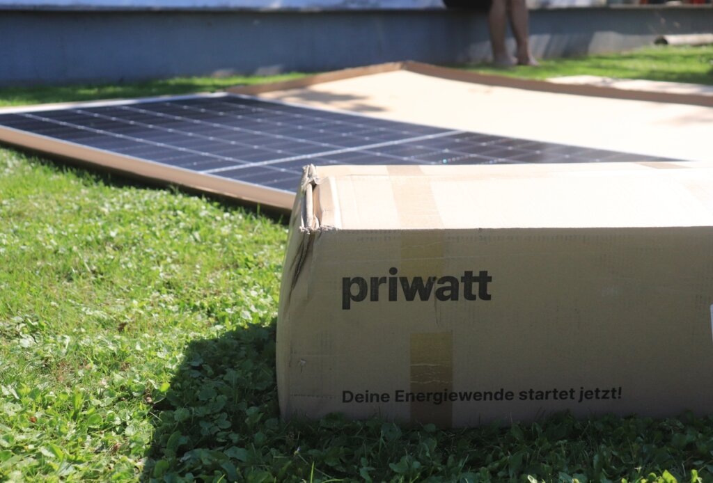 Wir haben das priwatt priFlat Duo XL Balkonkraftwerk im Garten getestet und teilen unsere persönlichen Erfahrungen