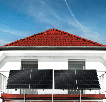 Priwatt priBalcony Duo Balkonkraftwerk Testsieger für Gitterbalkon mit Aufständerung im Neigungswinkel