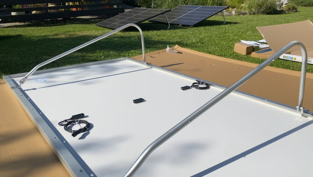 Priwatt PriFlat Duo Aufbau: Beide gebogenen Stützbögen am Modul montiert