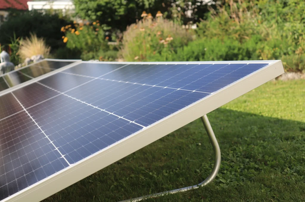 Balkonkraftwerk priwatt priFlat Duo XL im Garten bei Südausrichtung im 20 Grad Neigungswinkel