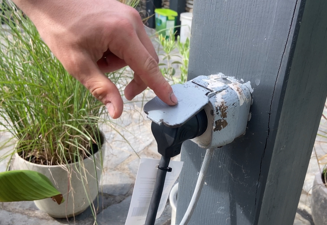 Solakon Balkonkraftwerk: Schuko Stecker anschließen in die Steckdose