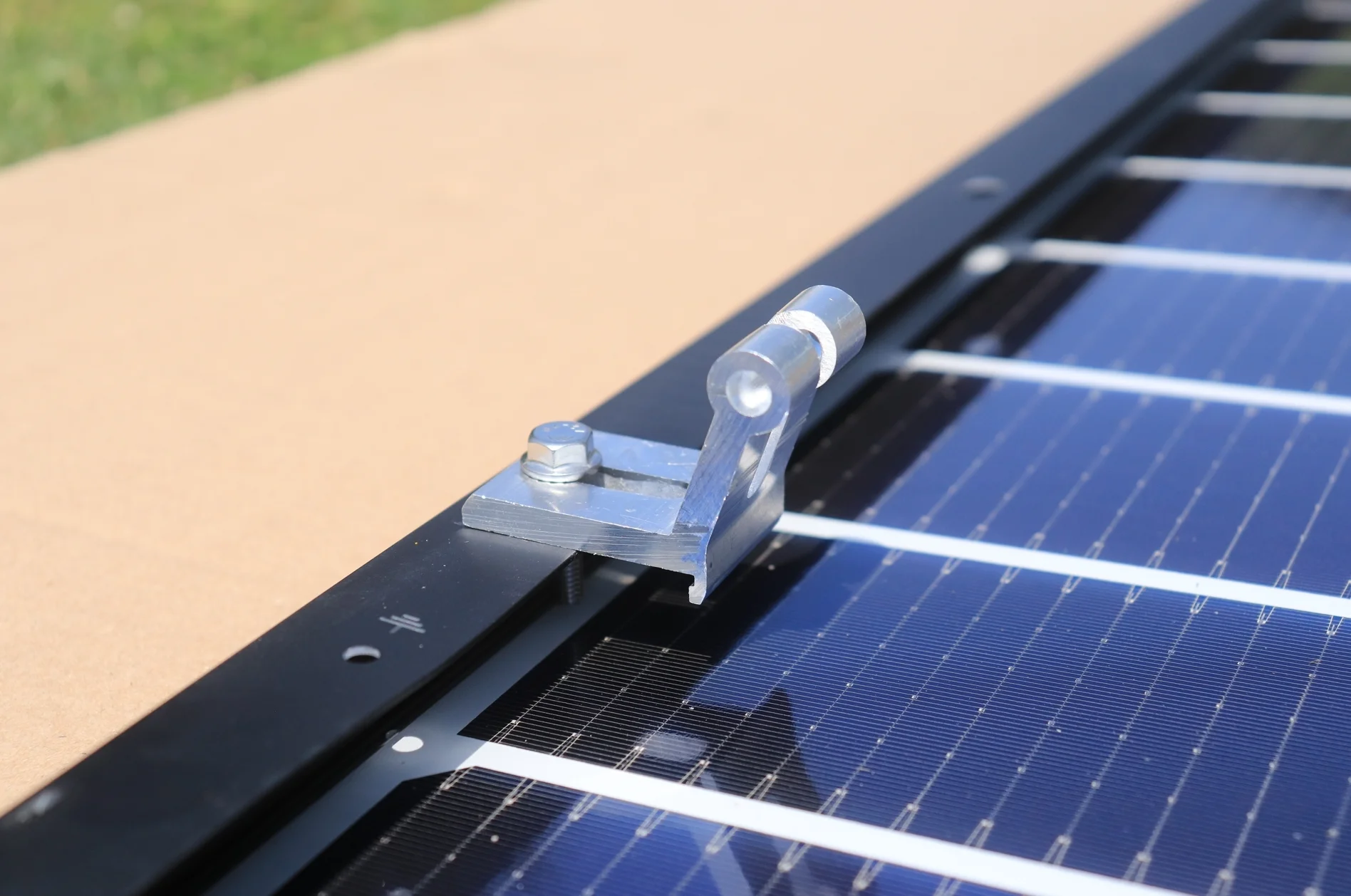 Solakon Aufbau: Modulklemmen am Solarmodul befestigen