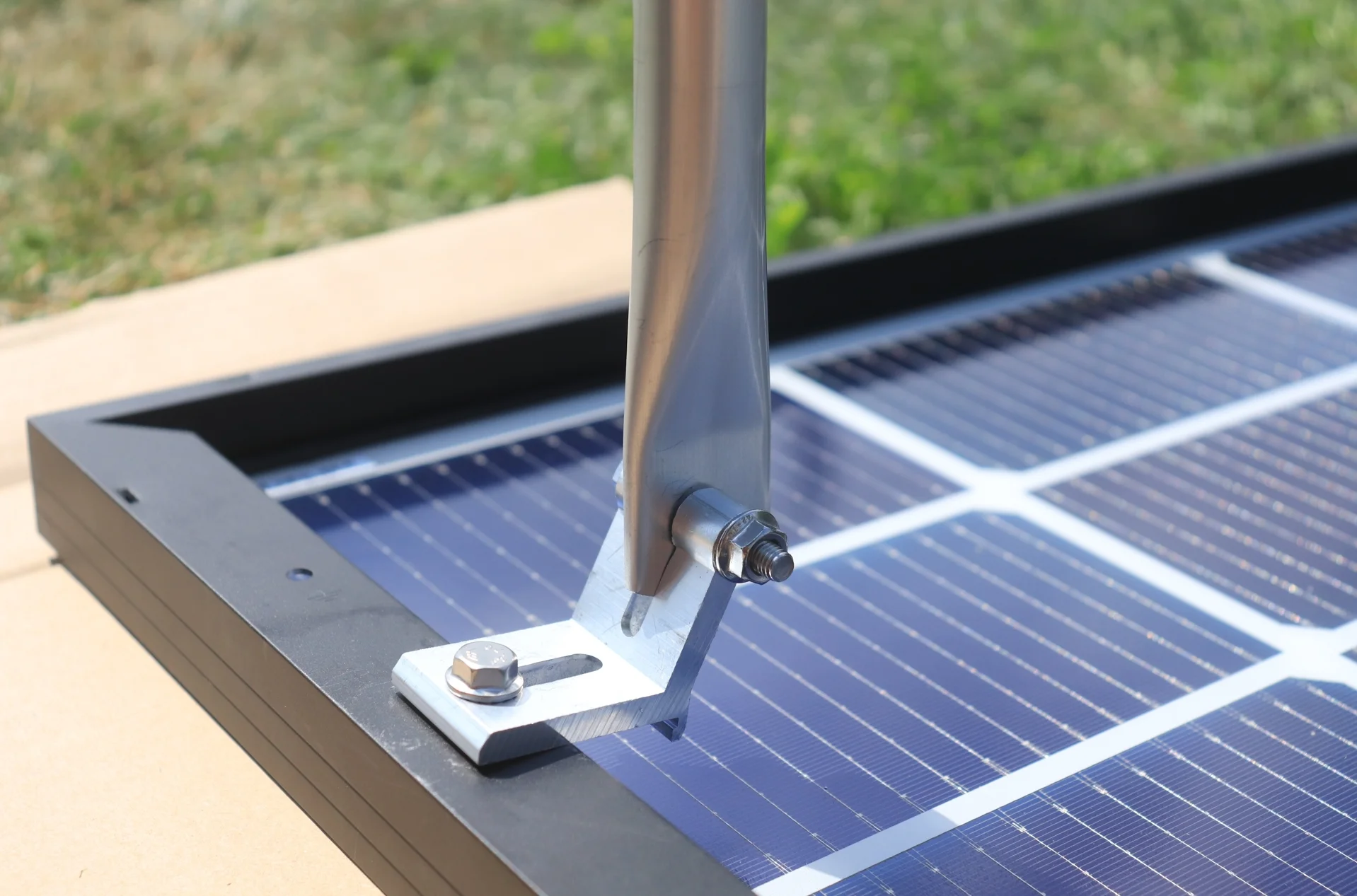 Solakon Aufbau: Fixierung der gebogenen Aluminiumstützen am Solarmodul