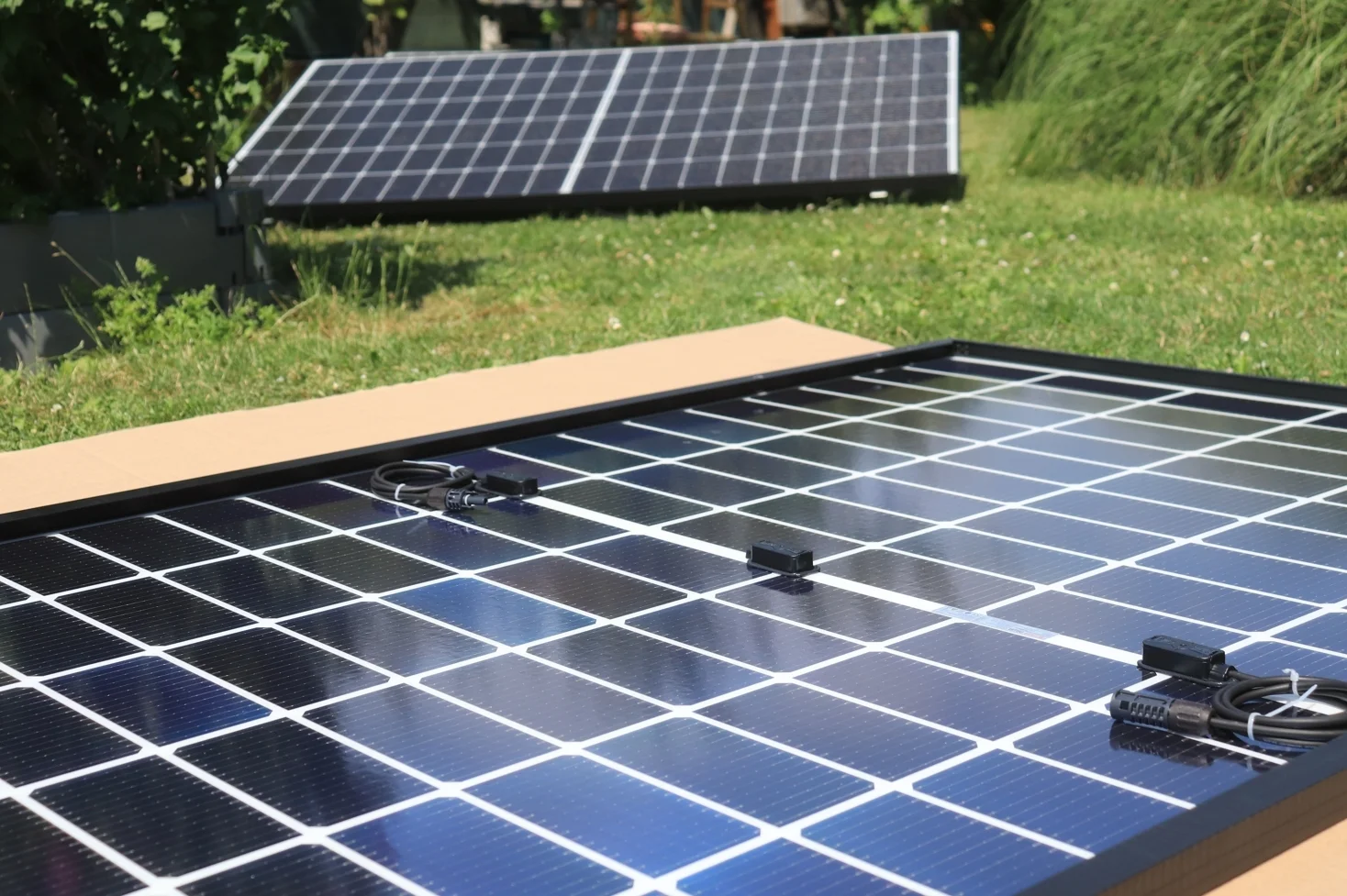 Solakon Balkonkraftwerk: Rückseite der bifazialen Solarmodule