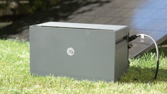 Solakon One Speicher Test: Balkonkraftwerk-Speicher mit 2,11 kWh und 4 MPPT, 2600 Watt PV