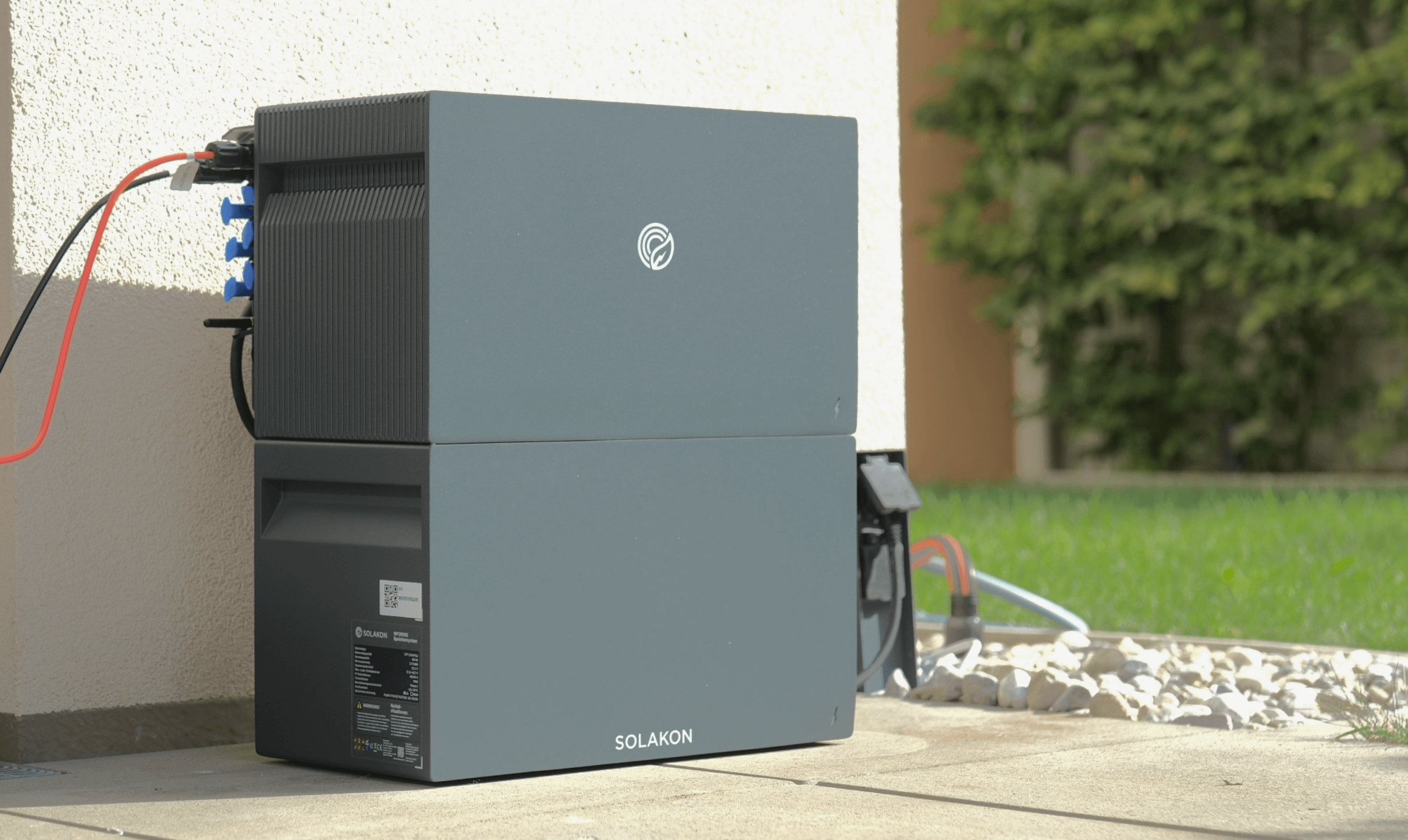 Solakon One mit Erweiterungsbatterie: Balkonkraftwerk-Speicher mit 4,22 kWh und 4 MPPT, 2600 Watt PV