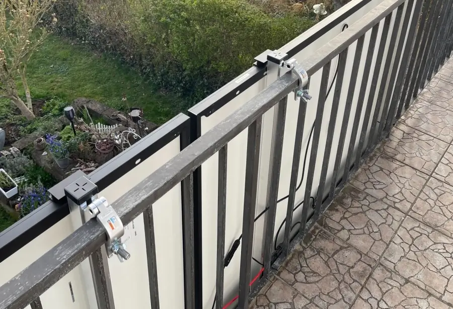 Voltd Balkon 800W Balkonkraftwerk Befestigung am Gitterbalkon