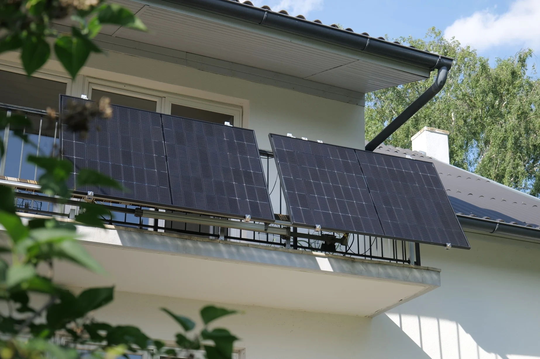 Balkonkraftwerk am Gitterbalkon montiert
