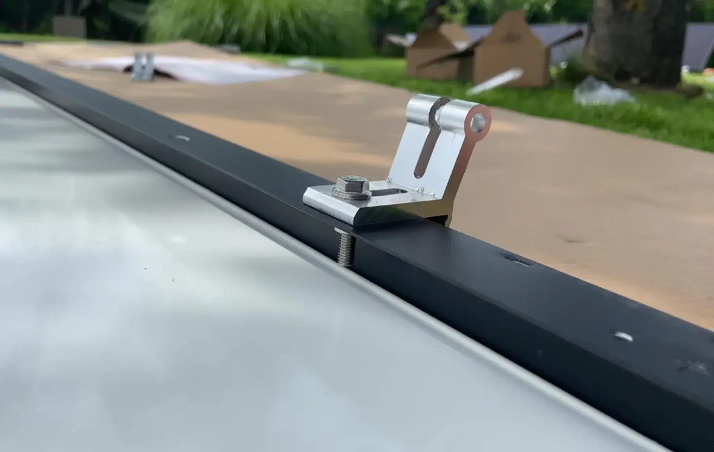 Yuma Flat 900: Modulklemmen am Solarmodul befestigen