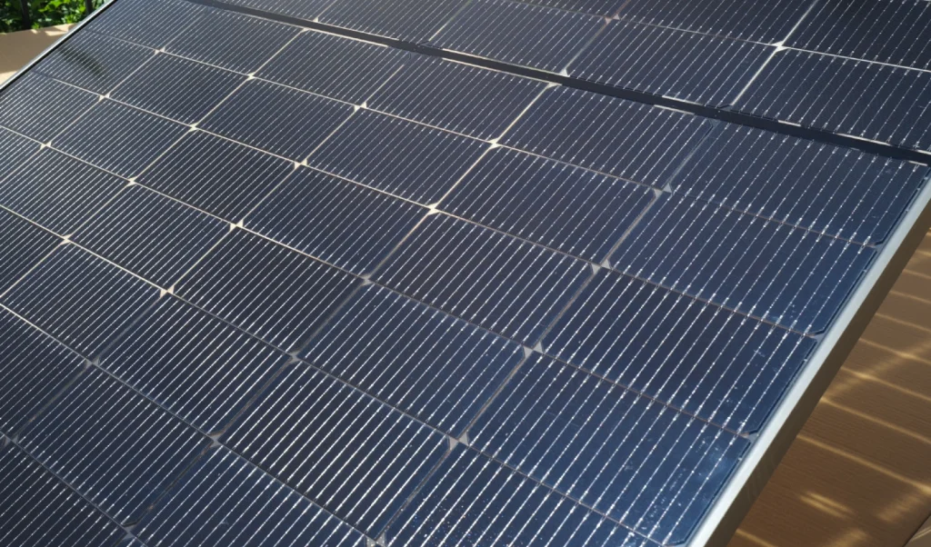Bifaziale Jollywood Solarmodule beim Yuma Flat 900+ im Test (Vorderseite)