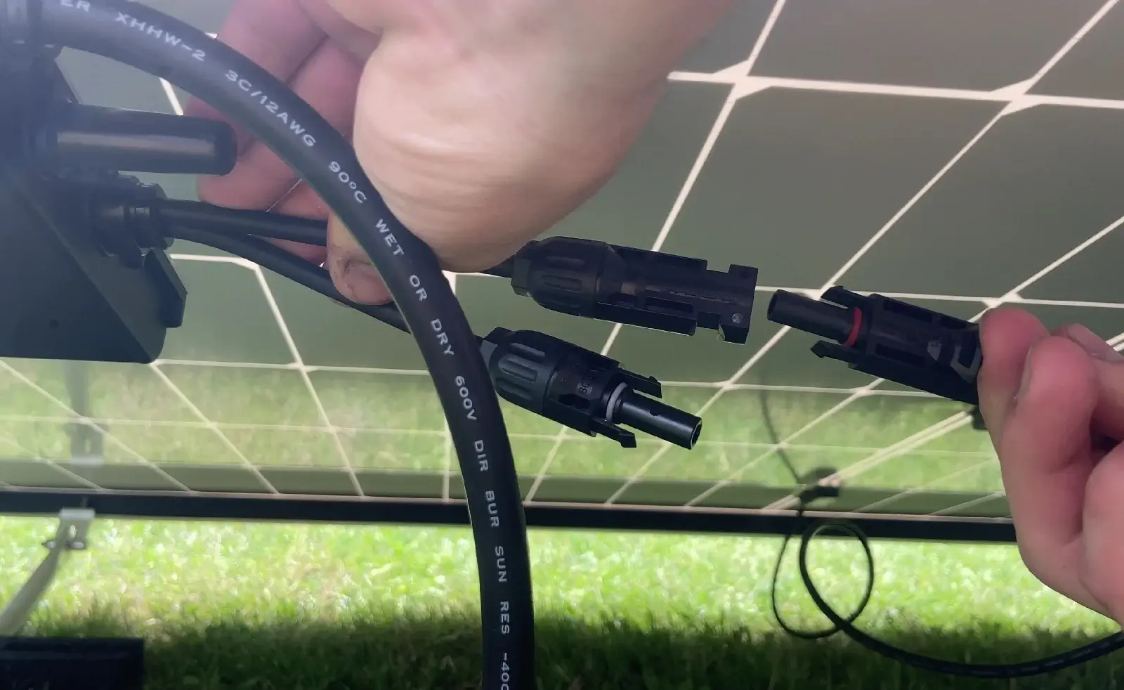 Yuma Flat 900: Solarmodule mittels MC4 Stecker mit dem Wechselrichter verbinden